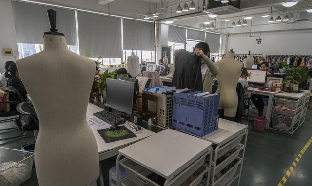 開網店賣服裝，教你如何高效尋找工廠與專業設計服務